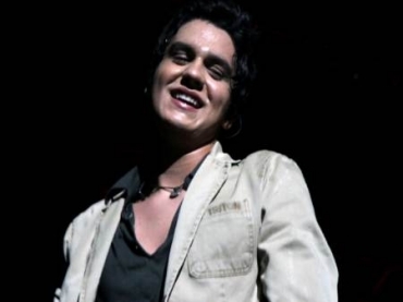 Luan Santana leu as faixas de apoio erguidas pelas fs e disse estar solteiro