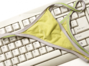 A pessoa que v pornografia demais comea a relaxar em outras reas de vida, nos compromissos e no trabalho