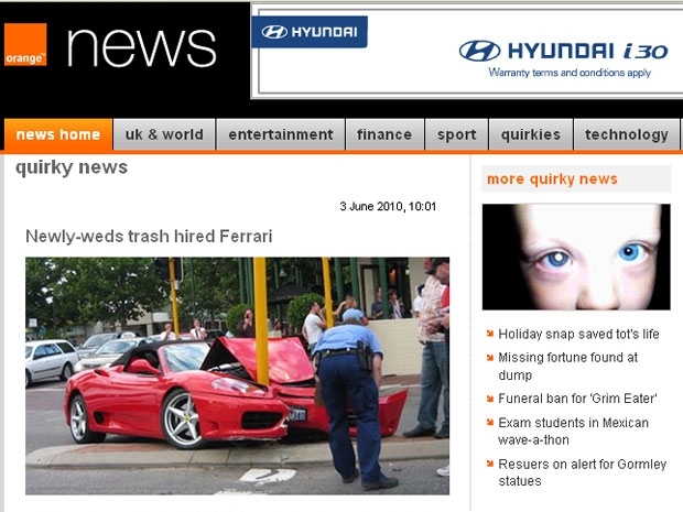 Ferrari ficou totalmente destruda ao bater em semforo