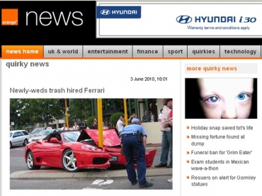 Ferrari ficou totalmente destruda ao bater em semforo