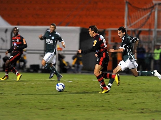 Petkovic saiu de campo machucado e preocupa