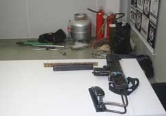 Armamento, com espao para 34 projteis, foi abandonado junto com utenslios para arrombar terminal