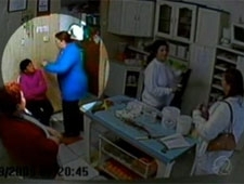 Imagens flagram idosa sendo agredida por dona de asilo no RS