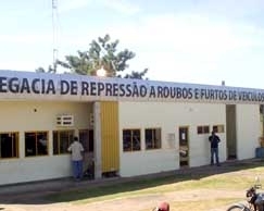 Foram presos invasores do imvel, alm de responsveis por confeccionar camiseta da PF e distintivo