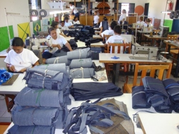 Projeto Japu�ra em que mulheres costuram para industrias nacionais no ramo de confec��es