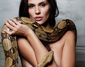 Rossana Freire e Ritinha, a jiboia, em ensaio para o Paparazzo