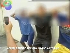 Policiais obrigam jovens a dan�ar o Rebolation no Par�