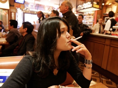 Publicidade de fumo cada vez mais tem como alvo as mulheres