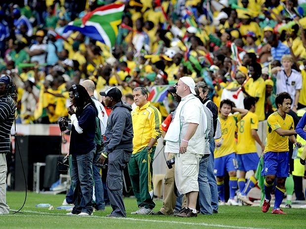 Parreira sofre press�o da torcida para n�o comandar primeiro anfitri�o eliminado na 1� fase de um Mundial