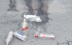 Garrafas vazias de bebidas alcolicas ficaram espalhadas pelo local onde aconteceu a festa