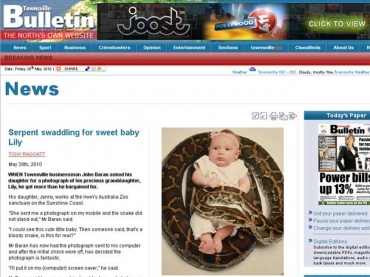 Lily, de quatro meses, posa com cobra de quatro metros. 