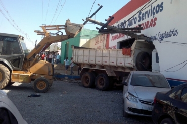 A caamba foi parar dentro de oficina na avenida