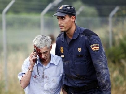 Garzn  auxiliado por policial aps ser resgatado do trem