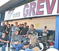 Grevistas se renem na frente das principais unidades de Mato Grosso durante as negociaes