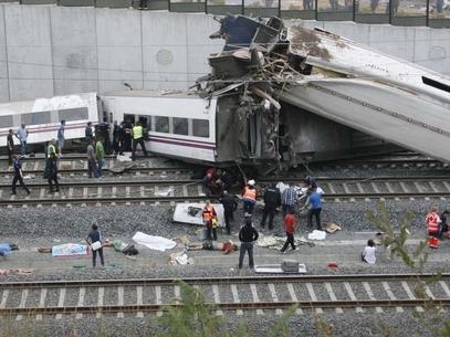 Trem sofre acidente aps descarrilar em Santiago de Compostela
