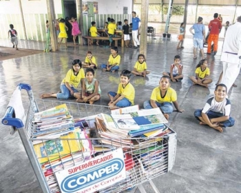Na Escola Municipal Doutor Fbio, em Cuiab, a biblioteca dos estudantes  um carrinho de supermercado, que vai de sala 