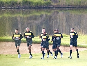 Jogadores da seleo brasileira treinam na frica: prmio de R$ 1 milho pelo hexa