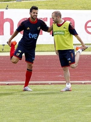 Fabregas (esq) despertou o interesse do Barcelona para a pr�xima temporada