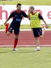 Fabregas (esq) despertou o interesse do Barcelona para a pr�xima temporada