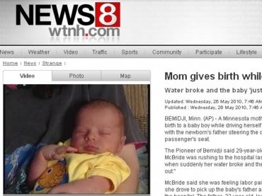 O beb Joseph, nos braos da me, em vdeo de emissora local. (Foto: Reproduo do vdeo)