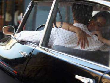 Pessoas fazem muitas coisas dentro do carro, alm de dirigir