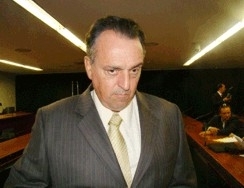 Henry  investigado por contratar piloto particular como assessor