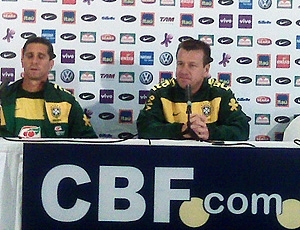Dunga e Jorginho na coletiva da sele��o brasileira