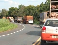 Conforme PRF, engarrafamento ficou enorme aps acidente. Soja e fertilizantes se espelharam na pista