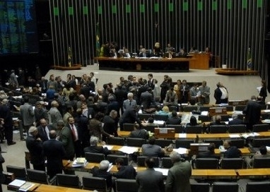 Quase um ano aps crise dos atos secretos, gastos crescem no Senado