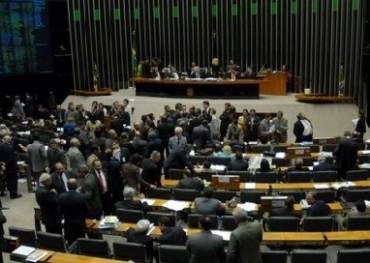 Quase um ano aps crise dos atos secretos, gastos crescem no Senado
