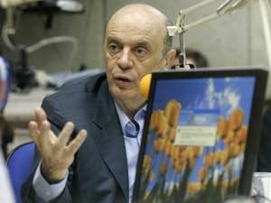 Jos Serra concedeu entrevista  Rdio Globo na Glria, zona sul do Rio de Janeiro