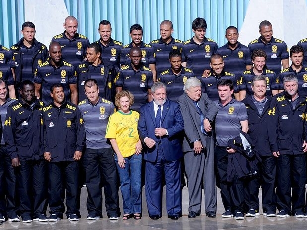 Em Braslia, Seleo Brasileira posou com presidente Lula para fotos