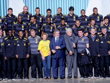 Em Braslia, Seleo Brasileira posou com presidente Lula para fotos