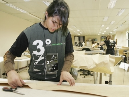 Aluna faz projeto em curso de moda do Senai