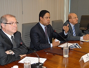 Orlando Silva (ao centro) espera que as obras acelerem
