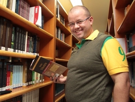 Apesar de ser fantico por futebol, Daniel Baslio, 35, vai perder a Copa do Mundo para estudar para um concurso