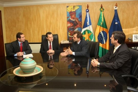 Governador e secretrio Pedro Nadaf recebe grupo de empresrios de minerao para assinatura de protocolo