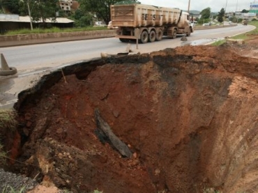 Cratera na pista do anel rodovi�rio pr�ximo ao trevo do bairro Bet�nia, em BH, aberta ap�s forte tempestade