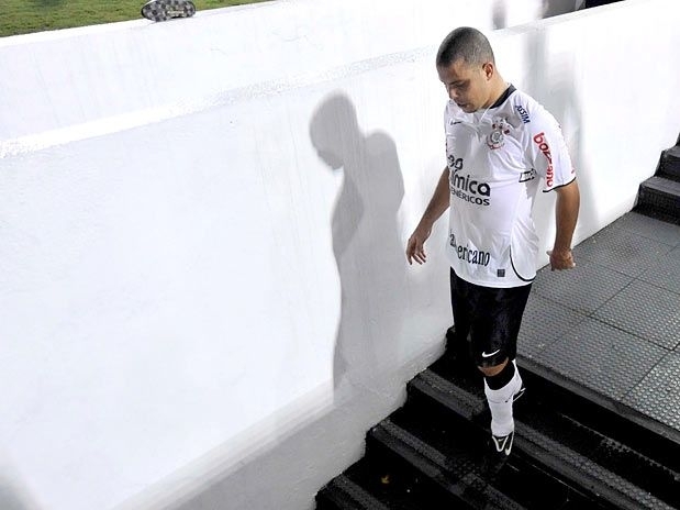 Corinthians deixa o campo em jogo no Pacaembu