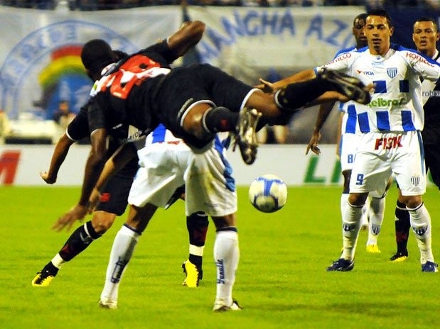 Ded disputa bola durante partida da Ressacada