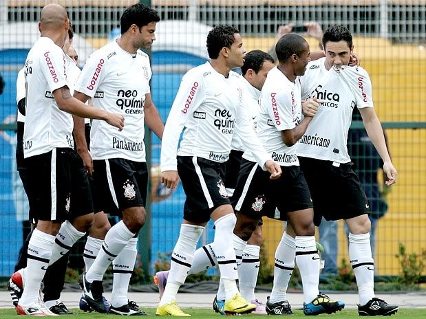 Jogadores corintianos comemoram gol de falta de Chico