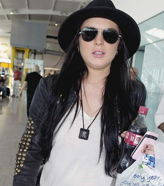 A atriz Lindsay Lohan em aeroporto de Londres, se preparando para retornar  Los Angeles