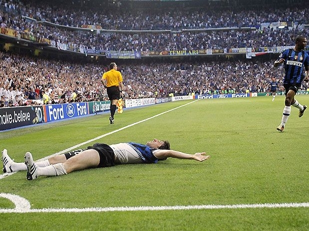 Diego Milito comemora seu primeiro gol na deciso