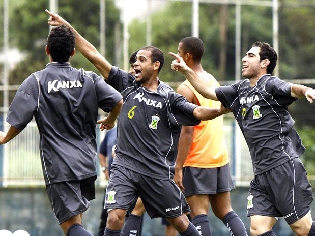 Carlinhos (meio) chegou do Santo Andr e j virou titular no Fluminense