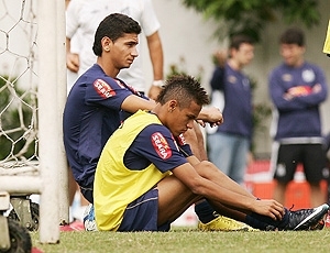 Ganso e Neymar com cara de poucos amigos no treino