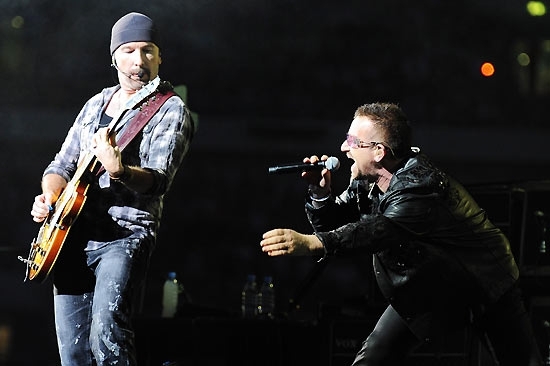 O vocalista Bono (dir.), da banda U2, foi submetido a cirurgia de emergncia hoje