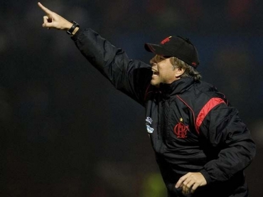 T�cnico do Flamengo reclamou do Est�dio Santa Laura: 