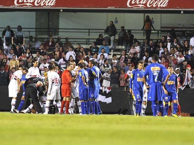 Atacante cruzeirense foi expulso logo no in�cio da partida