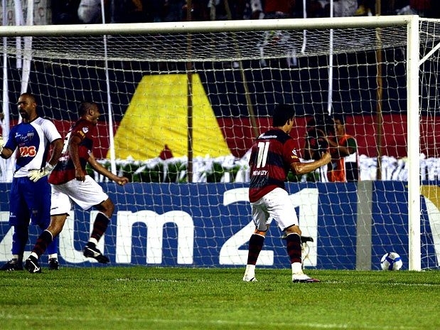 Vit�ria comemora vaga com goleada sobre goianos