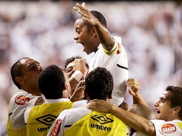 Robinho marcou o segundo gol com um belo toque por cobertura; Santos encara Vit�ria na decis�o